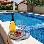 Lovely In Radasinovci With Kitchen Nyaraló