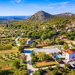 Nyaraló Lovely In Radasinovci With Kitchen Drlićeve Kuće