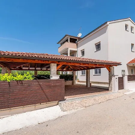 בית נופש Lovely In Radasinovci With Kitchen *