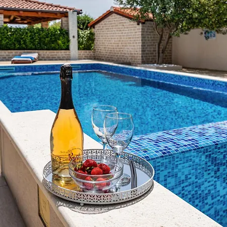 Lovely In Radasinovci With Kitchen בית נופש